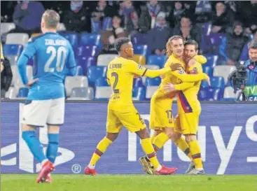  ?? REUTERS PHOTO ?? Antoine Griezmann (second from right) scored in the 57th minute to help Barcelona secure a 1-1 draw at Napoli.