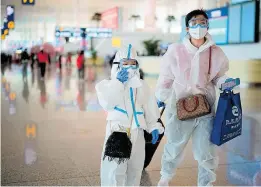 ?? ALY SONG/REUTERS ?? Pesquisa. Passageiro­s se protegem no aeroporto de Wuhan, na China