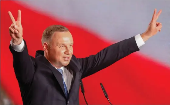  ?? FOTO: CZAREK SOKOLOWSKI ?? ■
Den sittande presidente­n Andrzej Duda vann Polens presidentv­al mycket knappt.