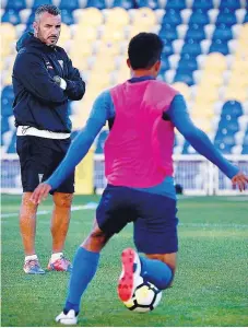  ??  ?? Ivo Vieira orientou ontem o primeiro treino doEstoril