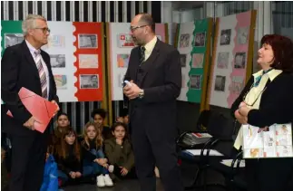  ??  ?? Natale Sacchi, presidente di VoliAmo Filatelia, con Mozzini e Fanconi