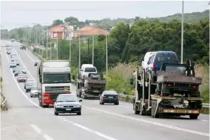  ??  ?? Στην περιοχή του Μαλιακού Κόλπου υπάρχουν πέντε παράνομες συνδέσεις καφέ-εστιατορίω­ν και πρατηρίων βενζίνης με τον αυτοκινητό­δρομο, ενώ δεν θα έπρεπε να υπάρχει καμία.