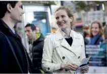  ??  ?? La candidate aux législativ­es en campagne à Paris.