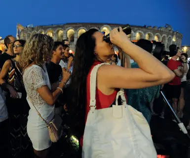  ??  ?? Piazza Bra Il migliaio di persone radunatesi ieri ha dovuto aspettare le 22 per godersi lo spettacolo dell’eclissi