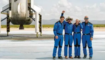  ?? Fotos: Tony Gutierrez/AP, dpa; Blue Origin/Zuma, dpa ?? Glücklich nach der Landung: die Crew der „New Shepard“.