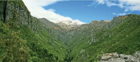  ??  ?? Incanto La valle Dossana per secoli è stata percorsa dai viandanti per raggiunger­e i pascoli alpini