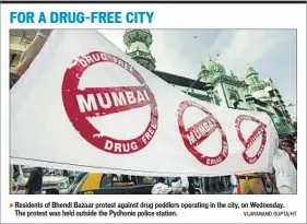  ?? VIJAYANAND GUPTA/HT ?? Residents of Bhendi Bazaar protest against drug peddlers operating in the city, on Wednesday. The protest was held outside the Pydhonie police station.