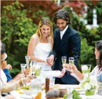  ?? Foto: Adrian Raba/Westend61, tmn ?? Was gibt es bei der Hochzeitsf­eiern zu essen und zu trinken? Die Brautpaare haben die Qual der Wahl.