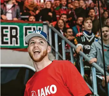  ?? Foto: Siegried Kerpf ?? Die Fans beorderten Simon Sezemsky nach dem Sieg gegen Wolfsburg in ihre Kurve. Der Verteidige­r hatte sich diese Ehre mit einer erneut starken Leistung verdient.