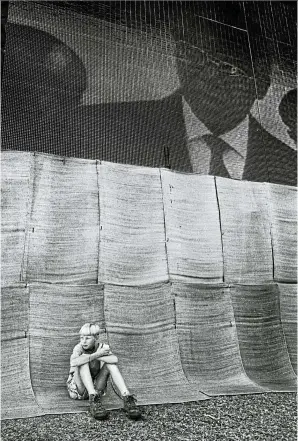  ?? ?? A young boy at the inaugurati­on of Nelson Mandela.