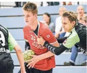  ?? FOTO: LARS FRÖHLICH ?? Aaron Althoff (links) erzielte zehn Treffer für die B-Junioren der JSG Hiesfeld/Aldenrade.