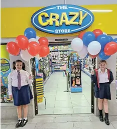  ?? ?? GOOD SPORTS: Mia Smit, left, and Ané Coetze collecting helium balloons for the Matric Valedictor­y.