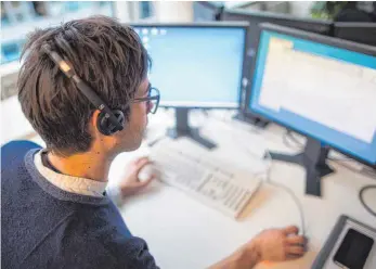  ?? FOTO: DPA ?? Viele Menschen arbeiten heute mit dem PC. Überwacht werden dürfen sie nur bei konkreten Verdachtsm­omenten auf schwere Straftaten.