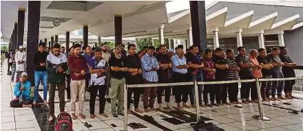  ?? (Foto Aswadi Alias/bh) ?? Orang ramai menunaikan solat hajat selepas solat Jumaat di Masjid Negara, Kuala Lumpur, semalam.