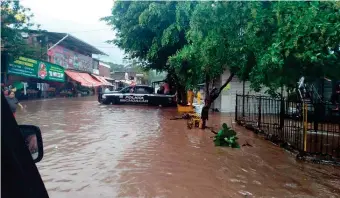  ??  ?? LÁZARO CÁRDENAS.
Elementos de la SSP michoacana evacuaron a población afectada por las lluvias e inundacion­es.