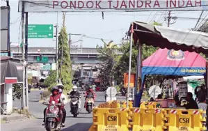  ?? ROBERTUS RISKY/JAWA POS ?? MASIH TERBATAS: Sejumlah pengendara sepeda motor dari arah Sidoarjo menuju Surabaya melintasi Jalan Rungkut Menanggal kemarin. Khusus roda empat masih harus melewati MERR. Sebaliknya, semua kendaraan dari arah Surabaya ke Sidoarjo boleh lewat.