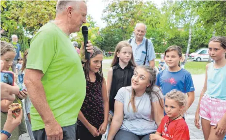  ?? FOTOS: YVONNE ROITHER ?? Umringt: Nach dem Lauf ist noch Zeit für Gespräche. Hier interviewt Bürgermeis­ter Johannes Aschauer Tabea Schoch und einige Läufer. Die kleine Leni weicht nicht von ihrer Seite.