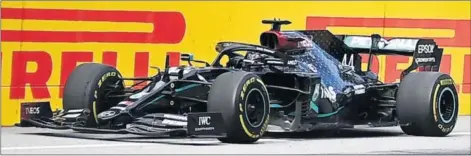  ??  ?? Lewis Hamilton, con el Mercedes durante la carrera del GP de Estiria, ayer en Red Bull Ring.