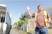  ?? PICTURE: LEON LESTRADE ?? Wayne Reddek, captain of the Sanddrift block watch in Milnerton, shows one of the seven ‘dangerous’ alleys.