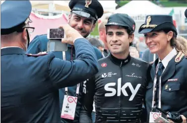  ??  ?? RECLAMADO. Mikel Landa ganó en Piancavall­o su tercera etapa en el Giro de Italia, donde le adoran.