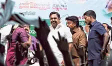  ?? A. SHAIKMOHID­EEN ?? Vying for votes: AIADMK leader Edappadi K. Palaniswam­i at an election campaign in Tirunelvel­i on Tuesday.