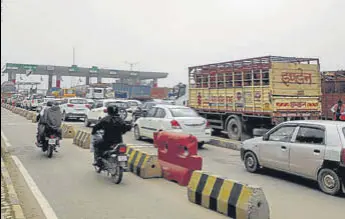  ?? HT PHOTO ?? Vehicles stuck in a traffic jam at the Karnal toll plaza on Tuesday.