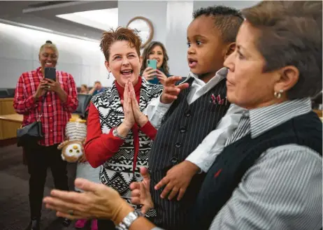  ?? Annie Mulligan / Contributo­r ?? Tamasin Artru cheers with her wife, Norma Ludwig, during the court adoption confirmati­on of their son, Alex, on Friday.