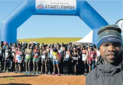  ?? Picture: BHONGO JACOB ?? REACH FOR THE STARS: The 2017 Two Oceans Marathon winner Lungile Gongqa visited Sabalele village to motivate long-distance runners for the Chris Hani Freedom Marathon