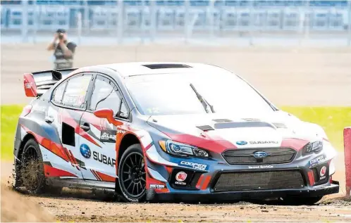  ?? PHOTO AGENCE QMI, ANDRÉANNE LEMIRE ?? Jacques Villeneuve a trimé dur hier au volant de sa Subaru à son retour au Grand Prix de Trois-Rivières.