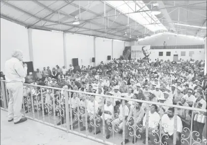  ??  ?? La mañana del martes, Andrés Manuel López Obrador visitó La Huacana, región de Tierra Caliente, en Michoacán y ante simpatizan­tes aseguró que “con mañas” pretenden derrotar a Morena ■ Foto La Jornada