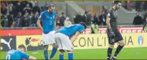  ?? FOTO: EFE ?? Los jugadores italianos, rotos tras quedar fuera del Mundial