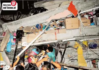  ??  ?? Nach dem Erdbeben suchen Helfer in Manta in den Trümmern nach Überlebend­en
