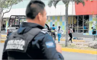  ?? ALONSO CUPUL / EFE ?? Cancún. Peritos recogen informació­n en el lugar donde se desarrolló un tiroteo que dejó un muerto y 7 heridos.