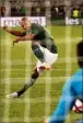  ?? (Photo AFP) ?? Juste après la pause, Khazri marque un penalty qui remet les Verts dans le match.