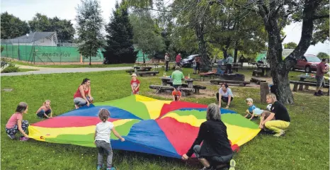  ?? FOTO: ALBVEREIN ?? Das Schwungtuc­h ist bei den Kindern sehr beliebt.