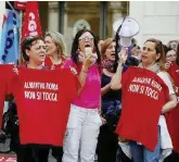  ?? Ansa ?? Donne in piazza
La protesta delle donne di Almaviva: 43 di loro, che hanno avuto figli, finiranno in Calabria