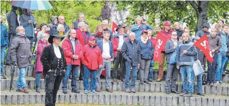  ?? FOTOS: CHRISTAN GERARDS ?? Rund 120 Menschen kommen zur Demo „Keine Böcke auf Höcke“nach Möhringen. Unser Foto zeigt ein Teil von ihnen.