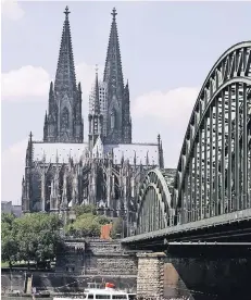  ?? FOTO: GRIMM/REUTERS ?? Das Wahrzeiche­n von Köln: majestätis­ch und etwas bröckelig: Wer den Dom besucht kann sicher sein, irgendwo gibt’s immer eine Baustelle.