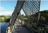  ?? ANGGER BONDAN/JAWA POS ?? FASILITAS ANYAR: Jembatan bambu yang pengerjaan­nya baru rampung.
