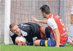  ??  ?? Björn Nowicki (links, gegen Marvin Ellmann) fällt bis Saisonende aus.