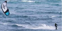  ??  ?? A kiteboarde­r takes advantage of high winds on the Juan de Fuca Strait on March 29.