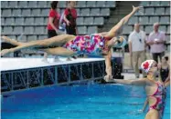  ?? MICHAEL SOHN/ THE ASSOCIATED PRESS ?? The Canadian synchroniz­ed swimming team practises before the FINA Swimming World Championsh­ips in Barcelona.