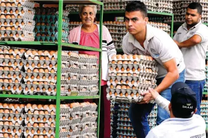  ?? FOTO DONALDO ZULUAGA ?? El presidente Iván Duque aseguró que se buscarán los mecanismos para excluir la posibilida­d de un IVA del 18 % a los productos más sensibles de la canasta familiar.