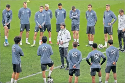  ??  ?? Joachim Löw charla con sus jugadores durante un entrenamie­nto.