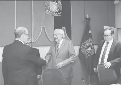 ??  ?? Enrique Graue Wiechers, rector de la UNAM, saluda al presidente de la Udual, Henning Jensen, antes de la firma de convenio con universida­des de América Latina y el Caribe donde se acordó reconocer mutuamente títulos en siete licenciatu­ras ■ Foto La...
