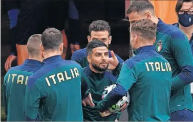  ??  ?? Los jugadores de Italia bromean en eun entrenamie­nto de la selección.