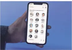  ?? FOTO: CHRISTOPH DERNBACH/DPA ?? Die Social-Media-App Clubhouse boomt. In virtuellen Räumen können die Nutzer selbst einen Audio-Chat starten oder nur zuhören.