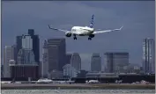  ?? MICHAEL DWYER — THE ASSOCIATED PRESS FILE ?? A JetBlue plane lands at Logan Internatio­nal Airport in Boston on Jan. 26.