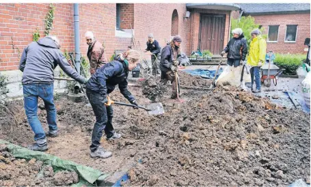  ?? FOTO: ACHIM BLAZY ?? Am Wochenende wurde das Umfeld vor der Kirche St. Joseph komplett neu gestaltet. Dafür packten die Helfer tatkräftig an und wälzten viel Erde um.