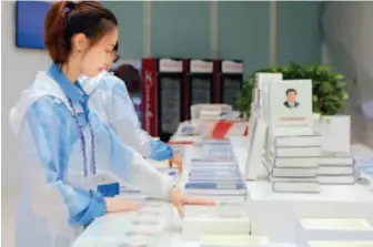  ??  ?? June 8, 2018: A booth for reading materials at the media center for the SCO Qingdao summit. VCG